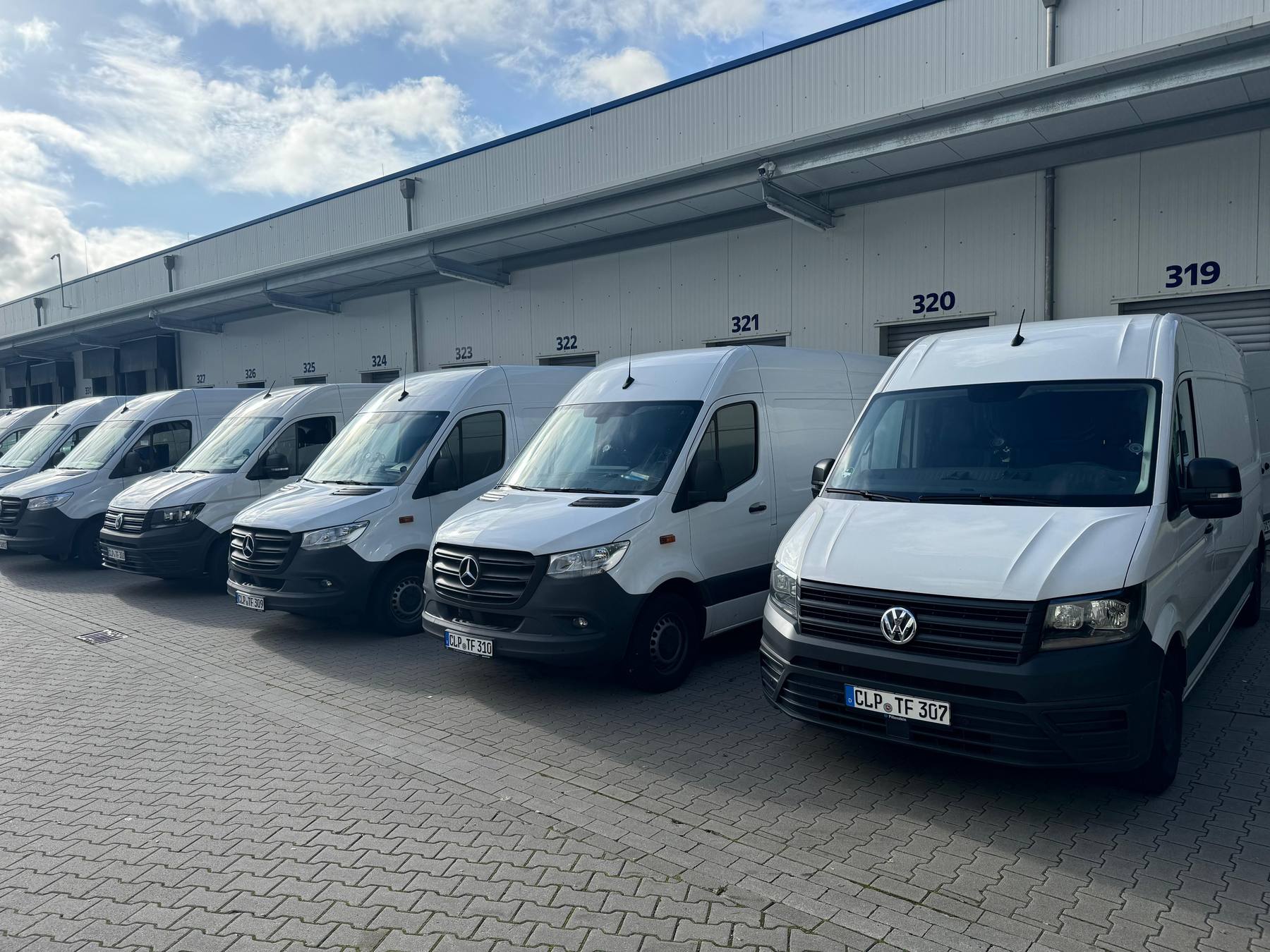 Fuhrpark der Transport Fix GmbH an den Verladetoren eines Logistikzentrums